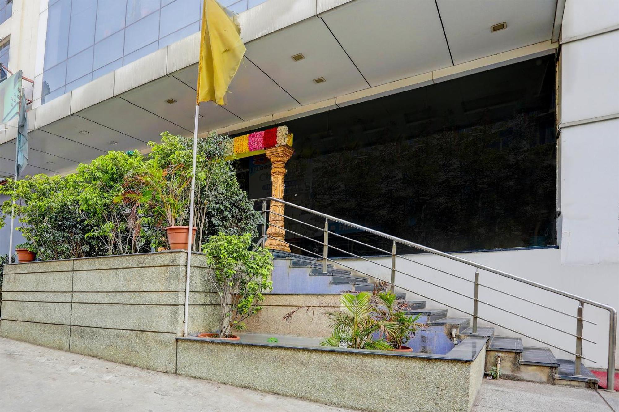 Capital O Surabhi Elite Near Miraj Cinemas - Shalini Shivani Sururnagar Exterior foto