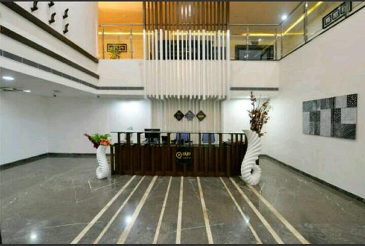 Capital O Surabhi Elite Near Miraj Cinemas - Shalini Shivani Sururnagar Exterior foto